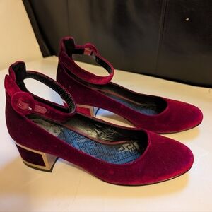 Brian Atwood Velvet Mary Jane shoes size 7.5 in VGUC